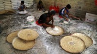 Sejumlah pekerja sedang membuat kulit lumpia di Rusunawa Cakung, Jakarta Utara.