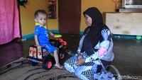 Ade mengungkapkan ibunya atau nenek Agil merupakan mak paraji, yang setiap pagi atau waktu tidak tentu harus datang ke rumah warga yang hendak melahirkan atau memijat dan memandikan bayi. Ade mengaku terpaksa membawa anaknya ngojek karena terdesak kebutuhan ekonomi.