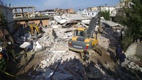 Petugas penyelamat bersama warga terus menyisir sejumlah bangunan untuk mengevakuasi korban Gempa Albania, Rabu (27/11) waktu setempat. Visar Kryeziu/AP Photo.