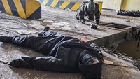 Penjinak bom dari Pasukan Kopaska Koarmada I memeriksa benda diduga bahan peledak saat melakukan latihan. ANTARA FOTO/Muhammad Adimaja.