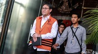 Sukiman keluar gedung KPK dengan memakai rompi tahanan. Tangannya juga diborgol.