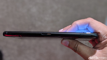 Di bodi samping terdapat port USB Type C, sehingga pengguna bisa mencharging sembari bermain game dengan nyaman. Foto: Adi Fida Rahman/detikINET