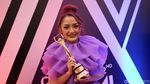 Momen Siti Badriah yang Disebut Punya Suara Jelek Cium Piala AMI Awards