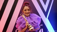 Siti Badriah dengan piala AMI Awards. Foto: Palevi/detikHOT