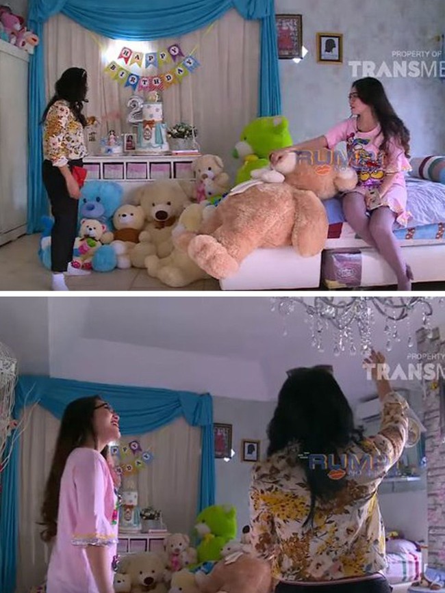 Penyanyi dangdut berikutnya yang kamarnya pernah diperlihatkan kepada publik adalah Via Vallen. Via mengajak pembawa acara Rumpi, Feni Rose untuk masuk ke kamar tidurnya yang bernuansa biru dan putih. Kamar Via jadi mirip kamar anak-anak karena dipenuhi boneka pemberian fans pelantun lagu Meraih Bintang itu. Kesan mewah hadir melalui lampu gantung kristal chandelier yang jadi tampak kontras dengan nuansa kamar Via. Foto: YouTube Trans TV