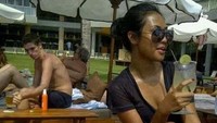 Di Bali Karen tak mempermasalahkan kalau kulitnya menggelap. Yang penting ia tetap menikmati panas matahari ditemani segelas minuman dingin. Foto: Instagram karenpooroe