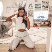 Wanita 22 tahun ini dikenal sering mengunggah video terkait fashion dan beauty di YouTube. Di Instagram, tentu wanita yang kini tinggal di London itu juga eksis. Terlihat outgoing, siapa sangka jika ia dulu sering di-bully teman hingga putus sekolah. Foto: Instagram @emilycanham