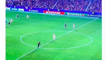 Gol indah dari Lukaku yang dibatalkan karena offside, padahal menurut netizen, Lukaku dalam posisi sejajar dengan bek lawan. Foto: Twitter