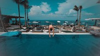Pebalap MotoGP asal Spanyol itu pamer pose melompat ke kolam renang (@jorgelorenzo99/Instagram)    