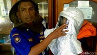 Upaya menghancurkan sarang tawon itu tak dapat dilakukan dengan tangan kosong. Oleh karena itu, para petugas damkar dibekali dengan sejumlah alat tempur untuk membantu mereka membasmi tawon. Beberapa alat tempur itu adalah pakaian khusus pemadam kebakaran, jaring pelindung kepala, serta alat berupa sepaket pelindung kepala hingga bahu yang terdapat helm di dalamnya.