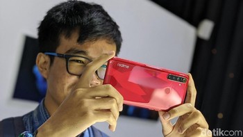 Inilah Realme 5S warna merah. Foto: Adi Fida Rahman/detikINET