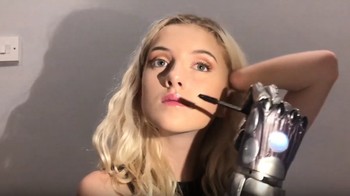 Salah satunya adalah melakukan makeup sendiri dengan lengan bioniknya. Foto: Youtube/Tilly Lockey