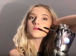 Keseharian Gadis Tangan Bionik, Bisa Masak sampai Makeup Sendiri