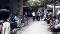 Antrean pasien yang ingin diobati Ningsih Tinampi mencapai ratusan, bahkan ribuan saat Sabtu dan Minggu. Bahkan antrean pasien tercatat hingga tahun 2021.
