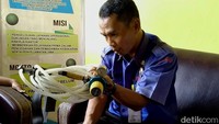 Seorang petugas damkar menunjukkan salah satu alat yang digunakan untuk menghancurkan sarang tawon.