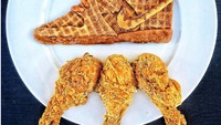 Selain nasi ia juga kerap menggunakan waffle untuk dibentuk seperti sepatu. Waffle tersebut dipotong dan dirangka dengan sangat cantik. Foto: Instagram @eatlikeyoureondeathrow__