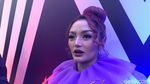 Momen Siti Badriah yang Disebut Punya Suara Jelek Cium Piala AMI Awards