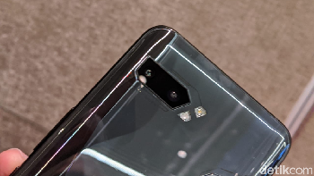 Kamera ganda disematkan di bagian belakang. Sensor utamanya sama seperti terpasang Zenfone 6, yakni Sony IMX586 48 MP. Satunya lagi menggunakan lensa ultra wide angle berukuran 13 MP. Foto: Adi Fida Rahman/detikINET