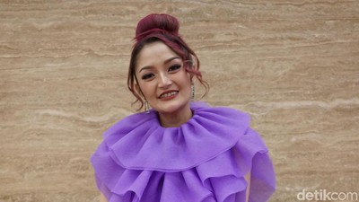 Ungu-ungu! Gaya Syantik Siti Badriah