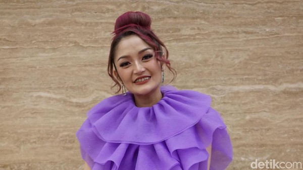 Ungu-ungu! Gaya Syantik Siti Badriah
