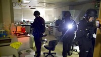 Pihak kepolisian beralasan masuknya aparat ke gedung kampus tersebut untuk mengamankan sejumlah barang-barang berbahaya yang digunakan para demonstran saat bentrok dengan aparat kepolisian di area kampus itu beberapa waktu lalu. Ng Han Guan/AP Photo.