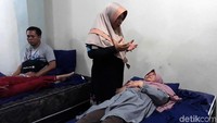 Ningsih berdoa sebelum melakukan pengobatan kepada pasien.