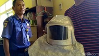 Petugas pemadam kebakaran (damkar) bersiaga untuk mengantisipasi serangan tawon Vesoa affinis atau tawon endhas di lingkungan masyarakat. Salah satunya dengan menghancurkan sarang tawon di sekitar kawasan tersebut.