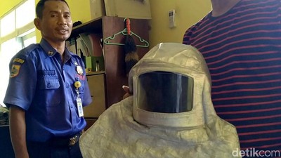 Ini Dia Peralatan Tempur Damkar saat Basmi Tawon Vespa