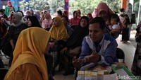 Petugas dengan ramah memberikan konsultasi kesehatan kepada sejumlah warga.