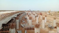Tiang-tiang pancang telah berdiri di sepanjang proyek jalan.