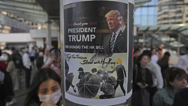 Demonstran Hong Kong memasang poster bertuliskan ucapan terima kasih untuk Presiden AS Donald Trump