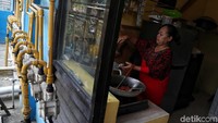 Seorang warga memanfaatkan jaringan pipa gas PGN untuk memasak di Rusunawa Cakung di kawasan Jakarta Utara, Kamis (28/11/2019).