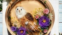 Jika burung hantu identik dengan horor, namun saat dilukis di atas jelly jadi terlihat cantik. Apalagi ditambah hiasan bunga warna-warni! Foto: Instagram @siewhen83