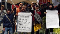 Mereka juga meneriakan yel-yel saat melakukan aksi unjuk rasa tersebut.