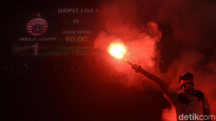 Persija merayakan ulang tahun yang ke-91 bersama Jakmania di SUGBK, Kamis (28/11) malam. Perayaan dilakukan usai mengalahkan Persipura pada laga lanjutan Liga 1.