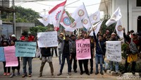 Serikat Pekerja DCost Seafood menggelar aksi unjuk rasa di Restoran DCost VIP yang berada di kawasan Jakarta Pusat, Kamis (28/11/2019).