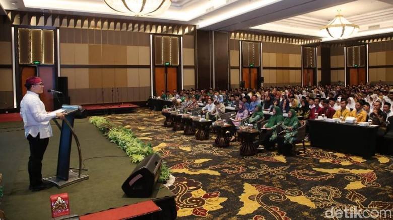 Bupati Anas Ajak Milenial Sokong Pembangunan Banyuwangi Bupati Anas Ajak Milenial Sokong Pembangunan Banyuwangi