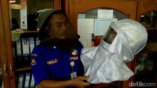 Korlap Damkar Pemalang, Sonhaji, menunjukkan alat untuk membasmi sarang tawon Vespa