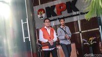 Sukiman dikawal petugas usai menandatangani berkas P21 di Gedung KPK, Jakarta, Kamis (28/11/2019).