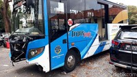 Kasat Lantas Polres Sleman AKP Mega Tetuko sebelumnya menjelaskan bus Trans Jogja dengan nomor polisi AB-7837-AK melaju dari arah barat ke timur dengan kecepatan sedang.