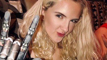 Gadis asli Newcastle ini pun kerap membagikan motivasi dan karyanya di dunia maya seperti Instagram. Foto: Instagram/tilly.lockey