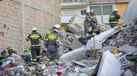 Sejumlah petugas nampak menyisir puing-puing bangunan yang ambruk akibat gempa berkekuatan M 6,4 mengguncang wilayah Albania pada Selasa (26/11) lalu. Visar Kryeziu/AP Photo.