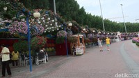 Beberapa kedai diletakkan di pinggir dan dalam taman. Wisatawan yang haus atau lapar bisa langsung duduk di tempat yang sudah disediakan. Oiya, suvenir berupa pasir berwarna pun ada di sini. (Bonauli/detikcom)