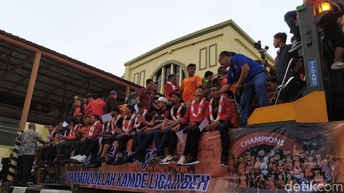 Persiraja Banda Aceh batal diarak di jalan utama karena pesawat delay. (Agus Setyadi/detikSport)
