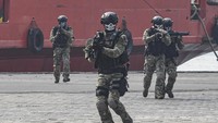 Pasukan Kopaska Koarmada I bergerak untuk melakukan penyergapan. ANTARA FOTO/Muhammad Adimaja.