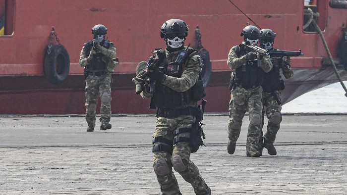 Pasukan Kopaska Koarmada I berada di atas perahu saat melakukan Latihan Operasi Dukungan Integrasi Pasukan Khusus Laut Tahun 2019 di di Dermaga JICT II Tanjung Priok, Jakarta, Kamis (28/11/2019). Latihan tersebut bertujuan untuk melatih interoperability antar satuan dan stake holder slam penanggulangan aksi terorisme pada aspek kemaritiman. ANTARA FOTO/Muhammad Adimaja/pd.