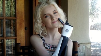 Tilly Lockey (14) adalah gadis cantik asal Newcastle yang memiliki lengan bionik, tapi ia tak menjadikan itu penghalang untuk berkarya. Foto: Youtube/Tilly Lockey
