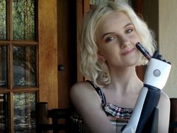 Keseharian Gadis Tangan Bionik, Bisa Masak sampai Makeup Sendiri