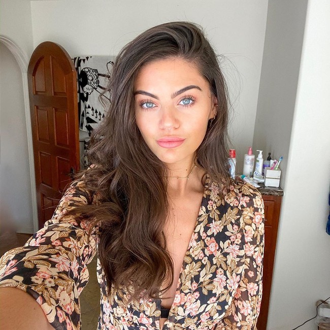 Emily memutuskan untuk berhenti pergi sekolah sebelum menyelesaikan SMA dan memilih untuk belajar di rumah. Sekolah bukan tempat terbaik untukku sebagai orang kreatif. Aku di-bully ketika aku kecil, di SMP ada orang yang bawel dan menyebalkan dan karena aku tidak mau terlibat, aku diisolasi. Itulah mengapa aku mengeluarkan diri dari situasi itu, ujarnya dilansir Dailymail. Foto: Instagram @emilycanham