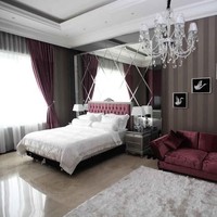 Inilah kamar tidur Nikita Willy yang mewahnya bak hotel. Tampak lampu kristal chandelier menggantung di kamar tidur yang dihiasi wallpaper cokelat bergaris ini. Nikita juga menerapkan kaca pada bagian tempat tidurnya sehingga menambah kesan luas pada area kamar yang diberikan sentuhan warna merah melalui sofa dan sandaran tempat tidur. Foto: Instagram, YouTube